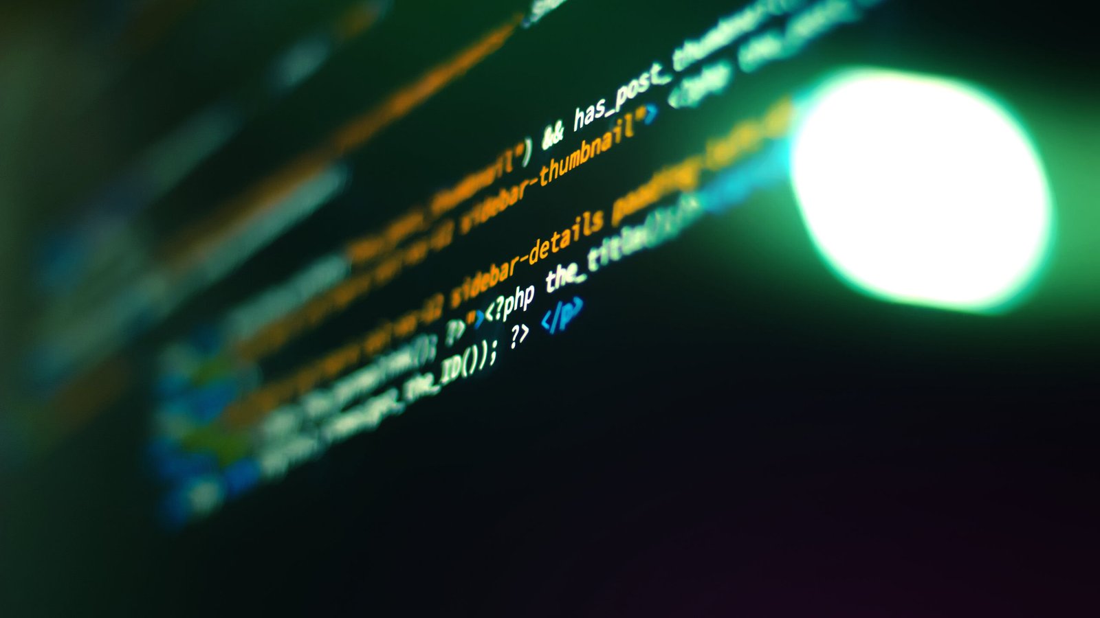 CODEZEILEN AUF DUNKLEM HINTERGRUND